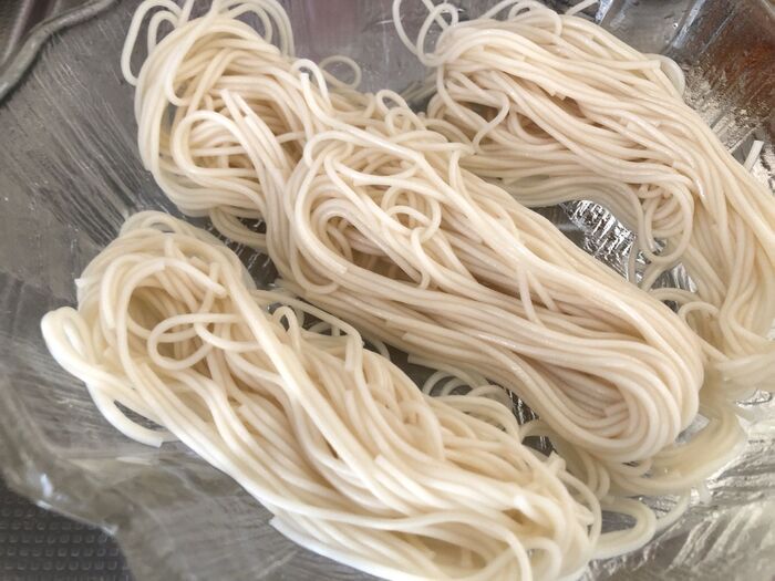器にそうめん、ジュレ、具の順で載せたら完成です