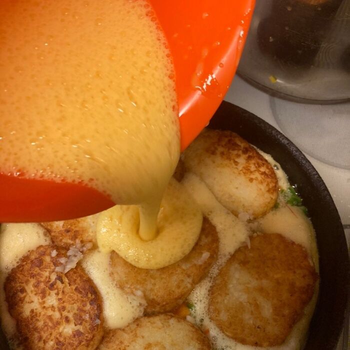 カリカリに焼いたハッシュドポテトを乗せて残りの卵液を注ぎます