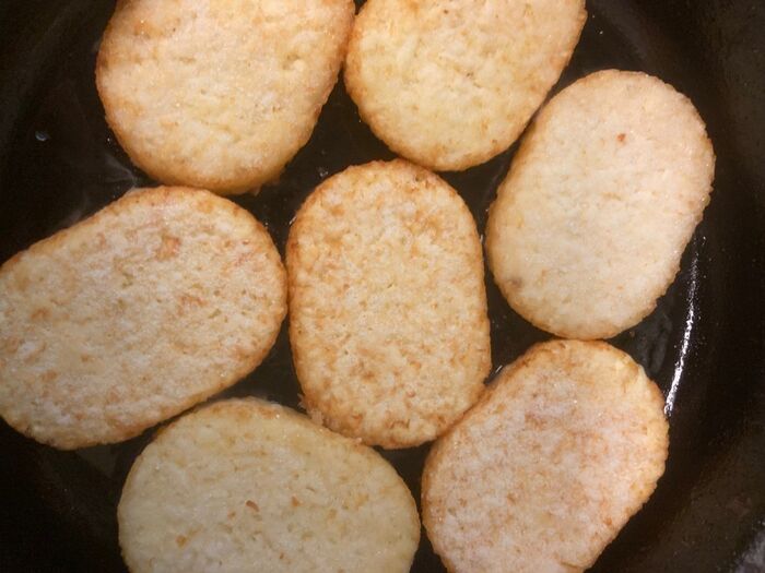 冷凍のハッシュドポテトを両面カリカリに焼きます♪