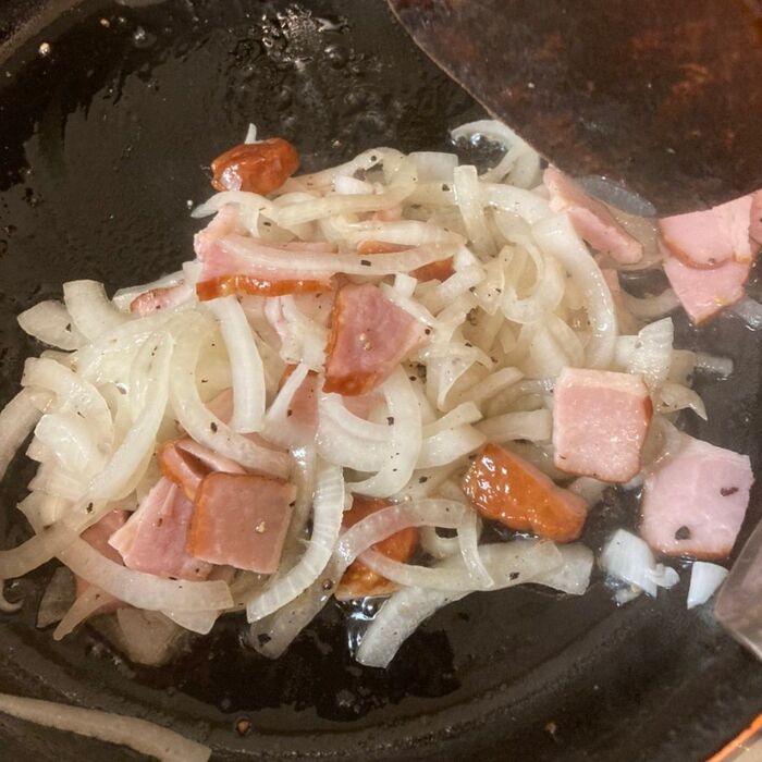 玉ねぎとベーコンを塩コショウしてオリーブオイルで炒めます♪