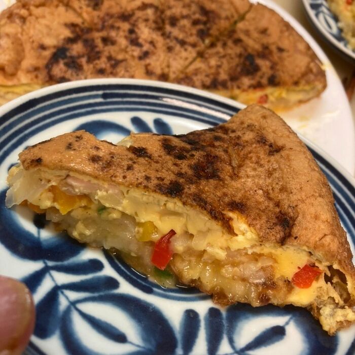ケーキの様に切り分けると断面は美味しそうな卵の黄色です♪