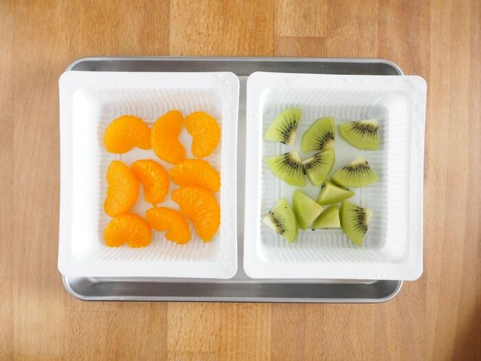 空きパックの底にフルーツを並べ、寒天液を作る