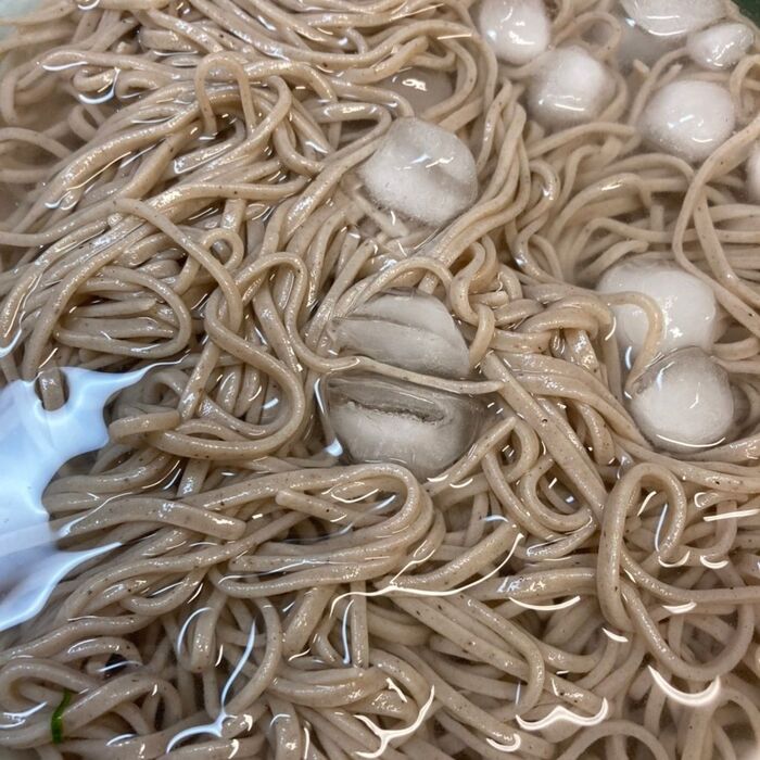 お好みのお蕎麦を茹でたら氷水にとります