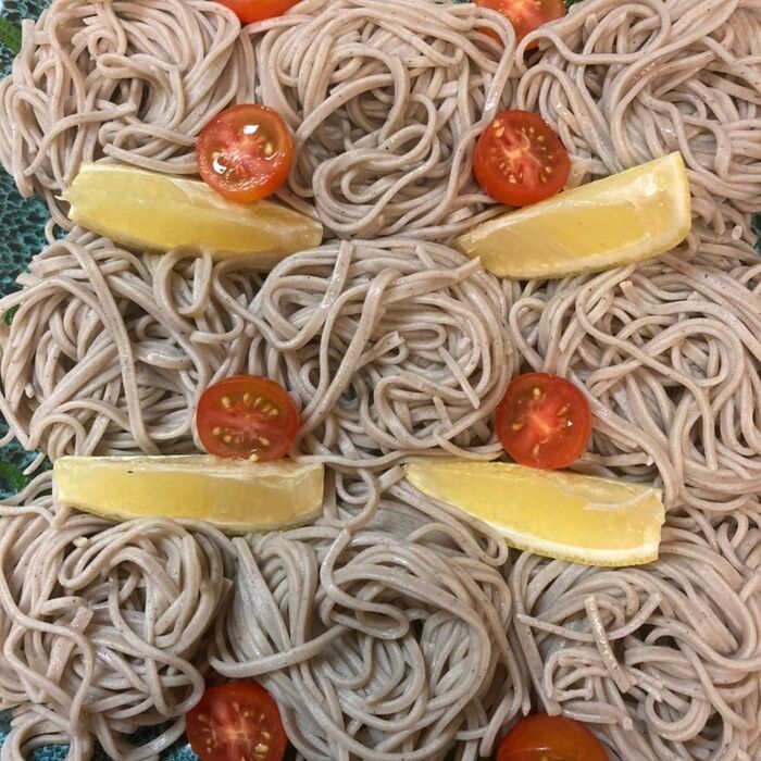 麺とレモンとトマトを乗せます