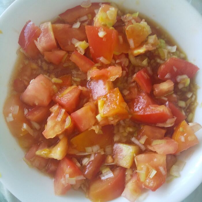 トマトをたっぷり使ってタレを作ります