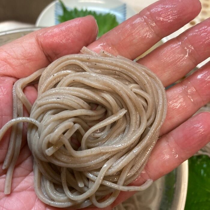 手早く手の上で丸めます