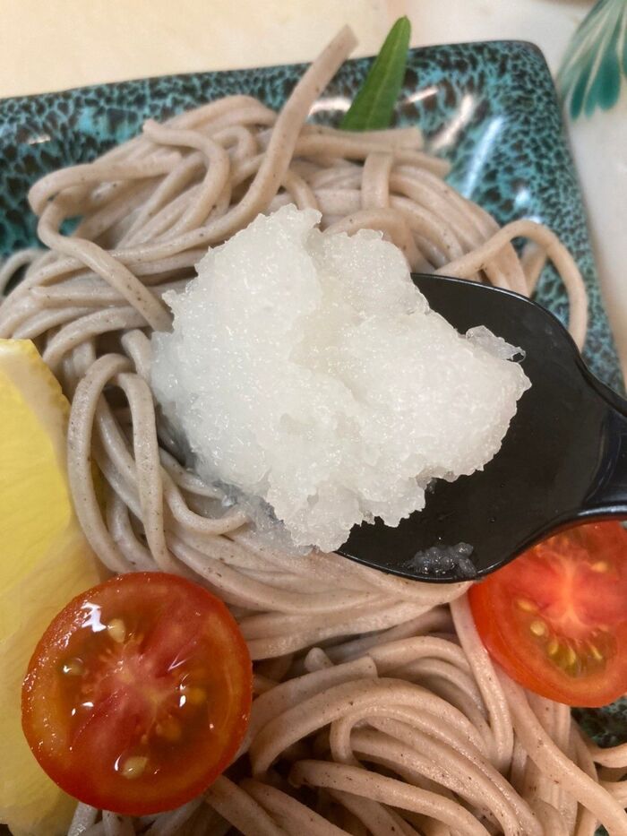 蕎麦の山に一つずつおろしを乗せていきます