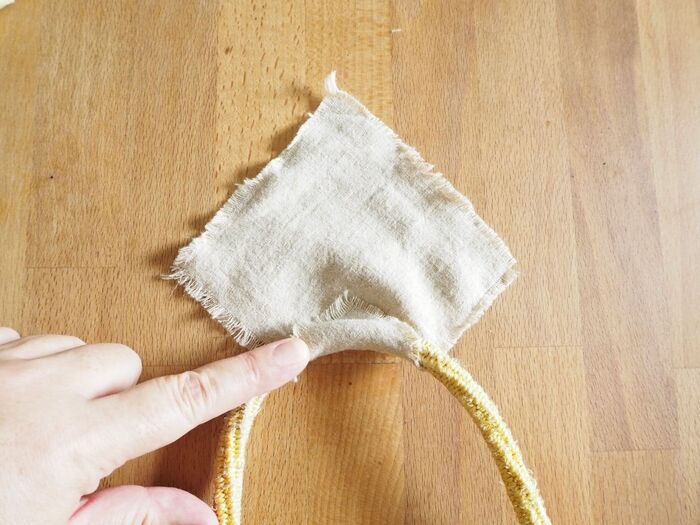 バッグの持ち手にハギレを巻きつけます