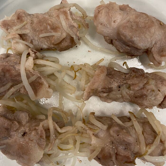 5豚肉を両面焼く