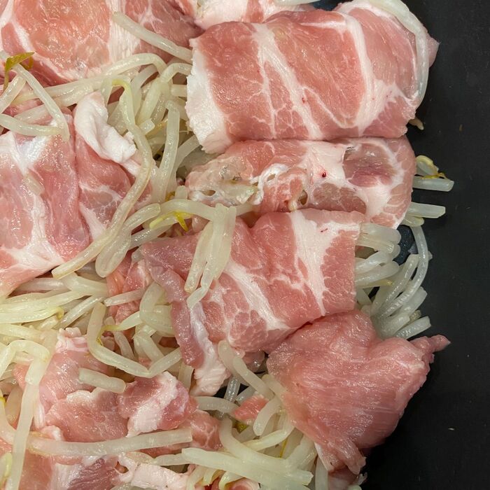 2 もやしを豚肉で巻く