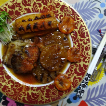 大根と遊ぶ!!大根グリエに寄り添うSuzy、微笑むごぼ天