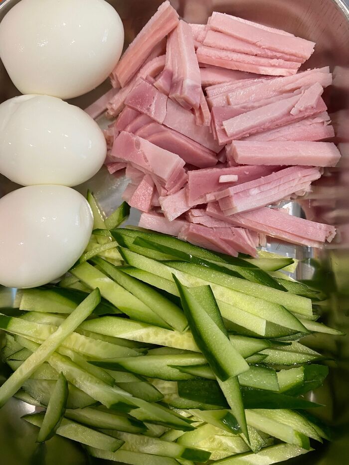 3 好みの野菜、ゆで卵を用意