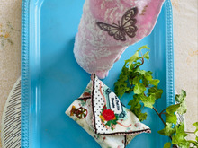 面倒なボタン付け、紐通しも不要!ハンドタオルでビジャビジャ防止\(^o^)/