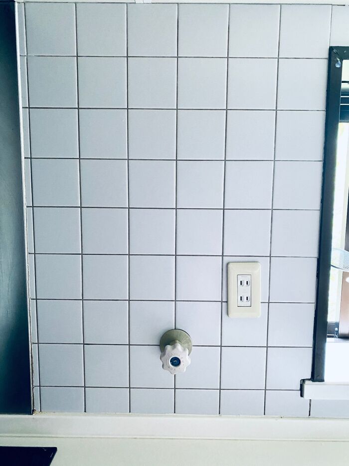 今まで気づかなかった!キッチンのタイルの溝の色