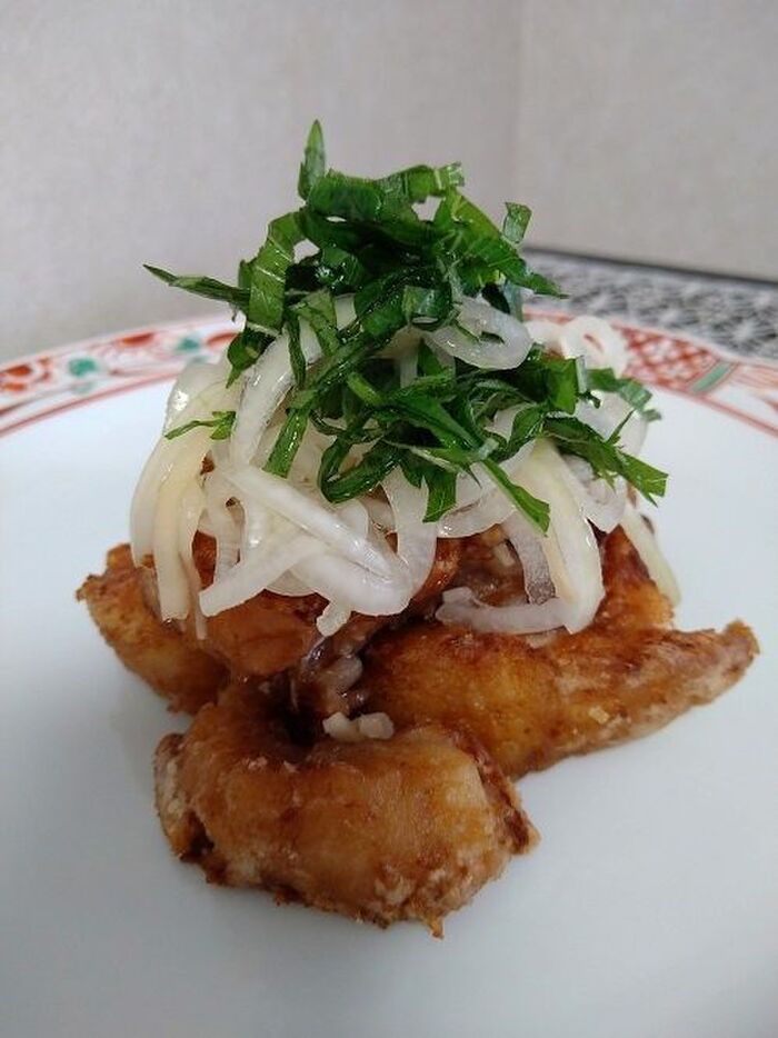 白身魚のから揚げに甘酢玉ねぎのっけ
