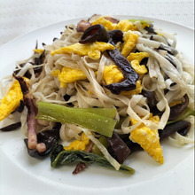 一度凍らせた糖質ゼロ麺は縮れてモチモチ。炒めると食べた感があり、ダイエット中の夫にも好評。