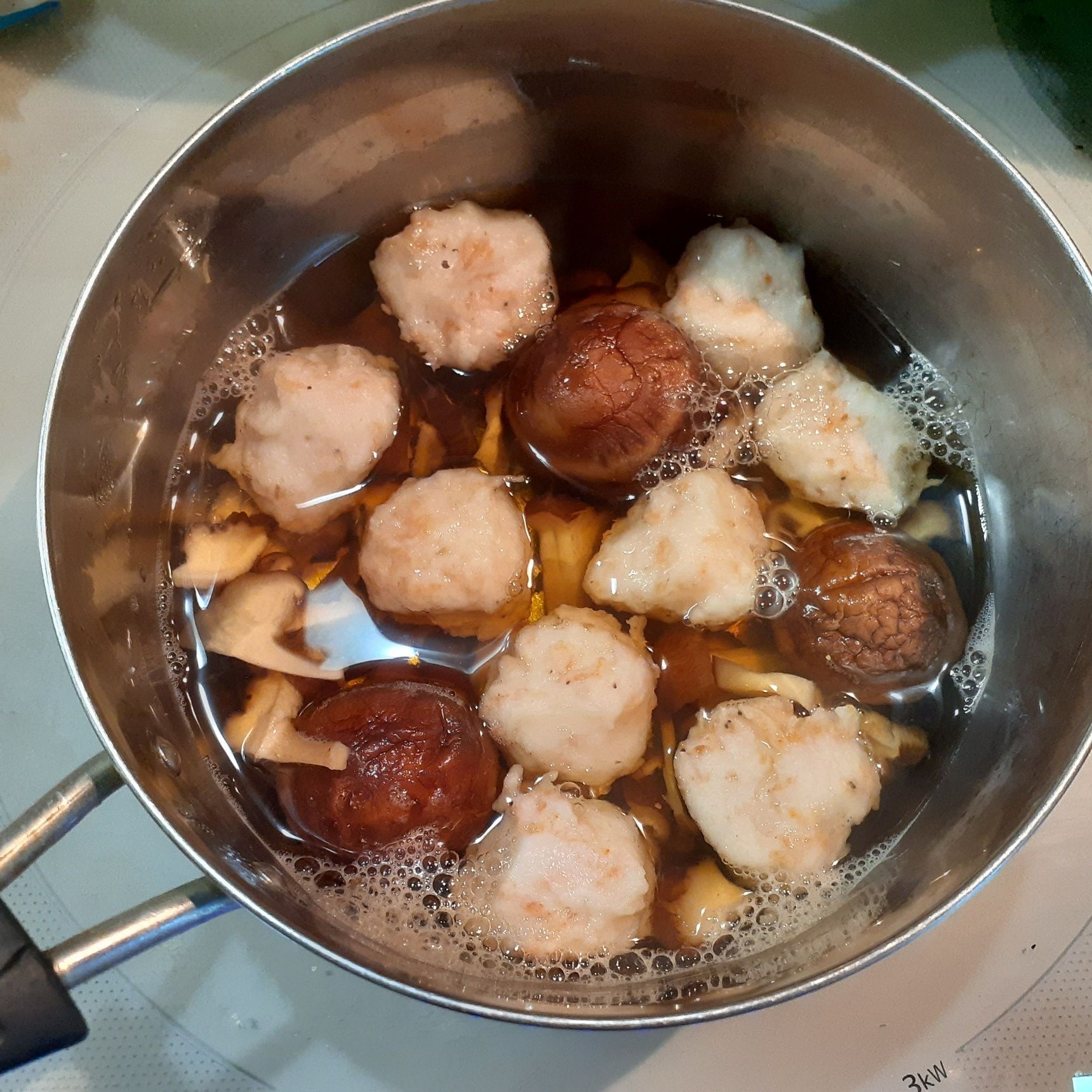 すり身と素干し海老を良く混ぜ合わせ、すり身団子を作り、椎茸出汁のお鍋に入れて煮る。