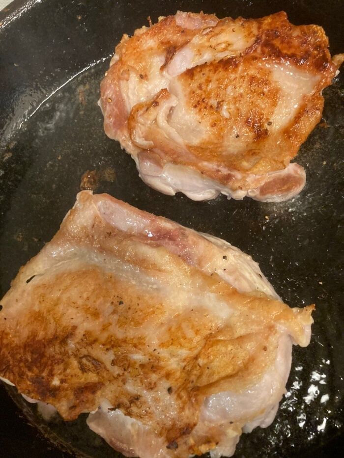 オリーブオイルを敷いたフライパンで両面こんがり焼きます