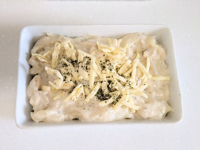 ③「チーズ」と「乾燥パセリ」をのせます