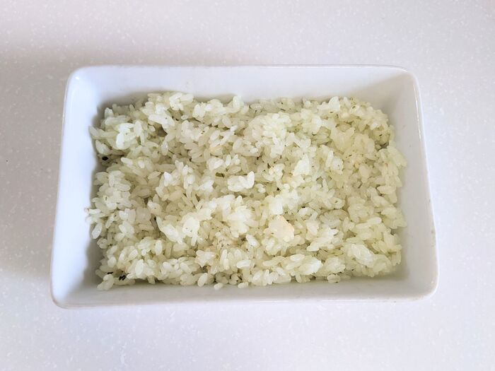 ①白ご飯をバジルソースで和えます
