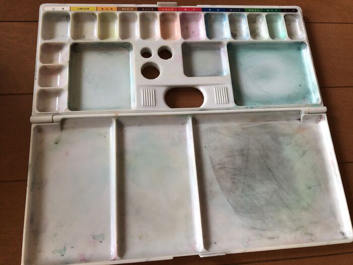 息子が小学校6年間使った水彩絵の具のパレットです