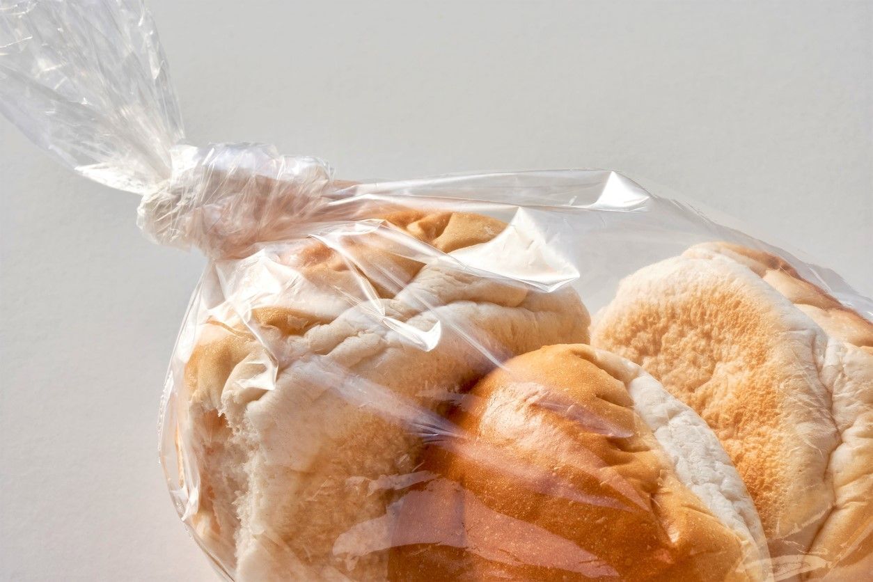 「パン袋のまま冷凍庫」はNG！夏場のパンをグンと長持ちさせる裏ワザとは？