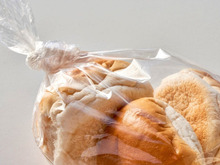 「パン袋のまま冷凍庫」はNG！夏場のパンをグンと長持ちさせる裏ワザとは？