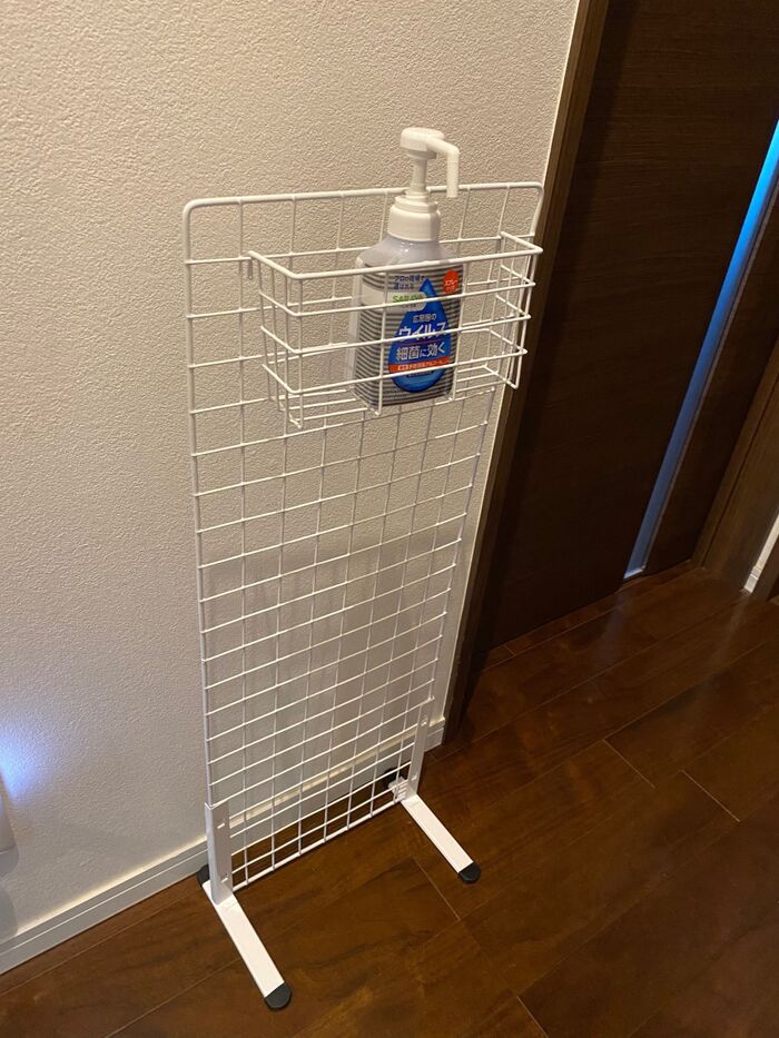 DAISO商品3つで消毒スプレースタンドが出来ました