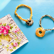 調整ネジの輪と刺繍糸でブレスレット