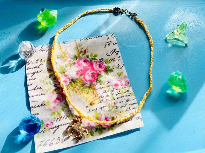 刺繍糸と壊れたアクセでネックレス!金属アレルギー防止にもなるかも〜♪