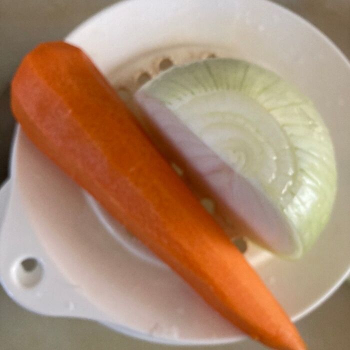 ニンジンと玉ねぎをすりおろす