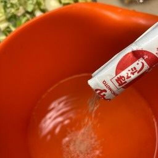 お水にだしの素を入れる