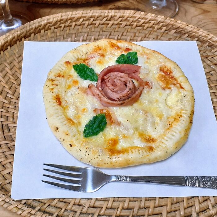 モッツァレラさけるチーズを耳に入れてオリーブオイルを塗る…耳まで美味しい簡単ピザとサラダ(白ゴーヤ)