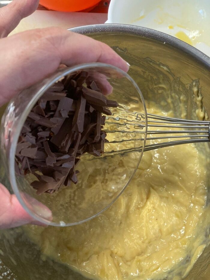 バナナを混ぜた後に刻んだチョコを入れます♪