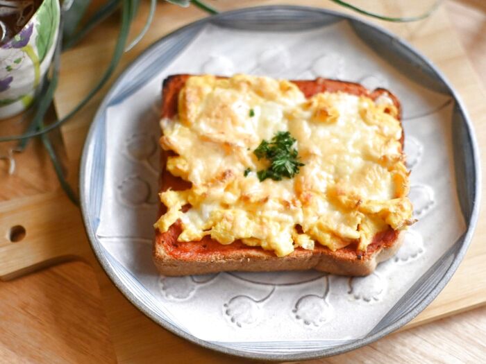 大好きやみつきトースト♪ピザソース+スクランブルエッグ+バター+とろけるチーズ