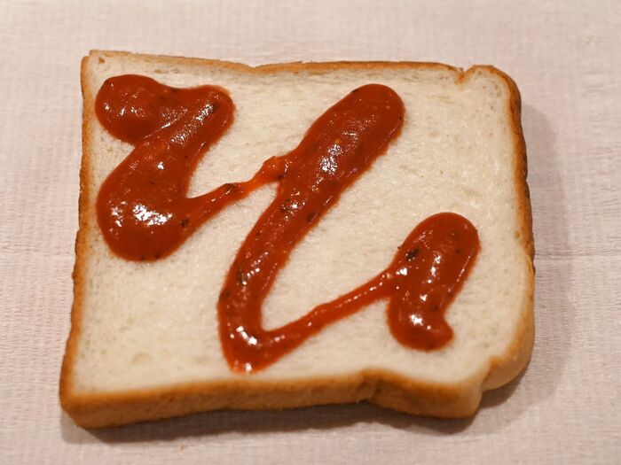 パンにピザソースをかけます