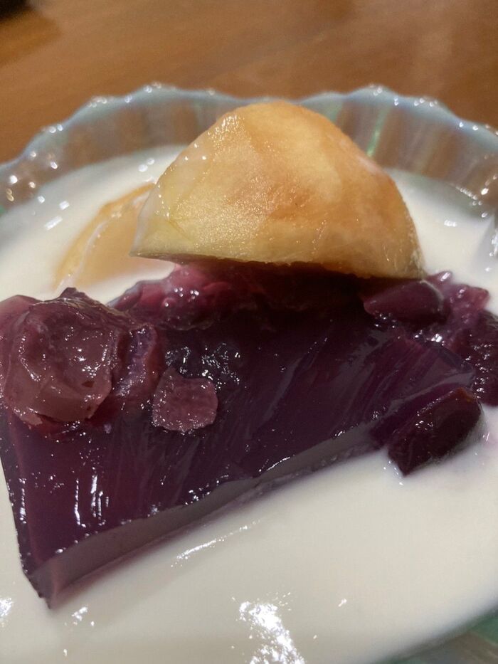 ヨーグルトにゼリーと桃を乗せて♪