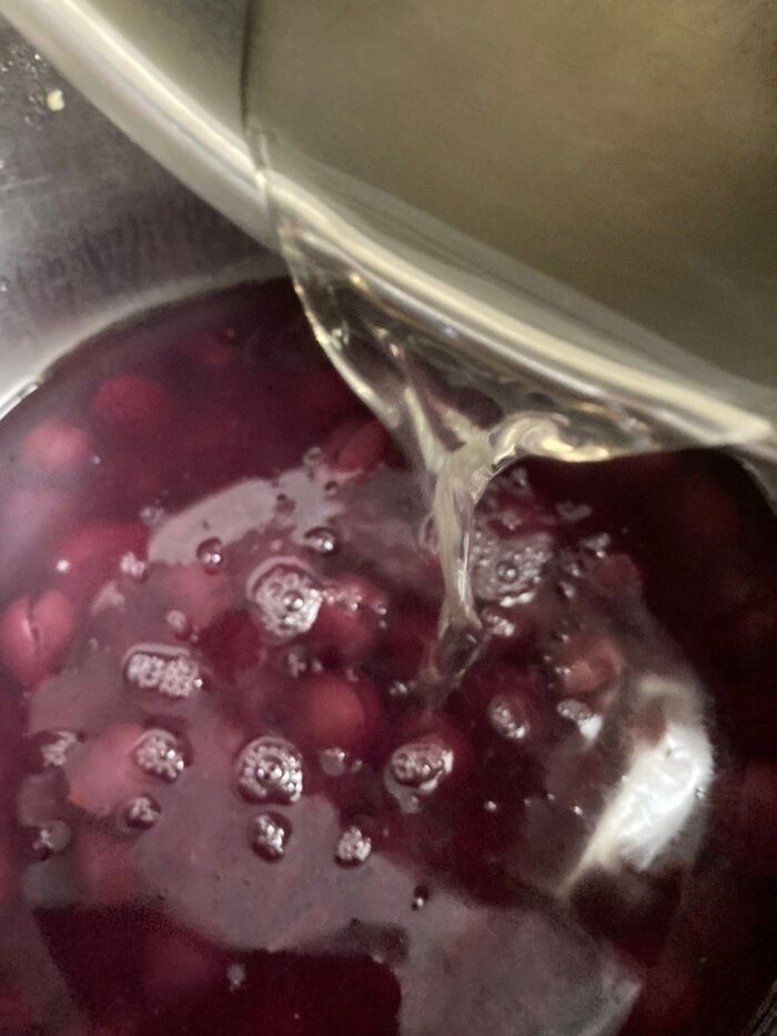 別鍋でお水に粉ゼラチンを煮溶かしたゼリー液を注ぎます