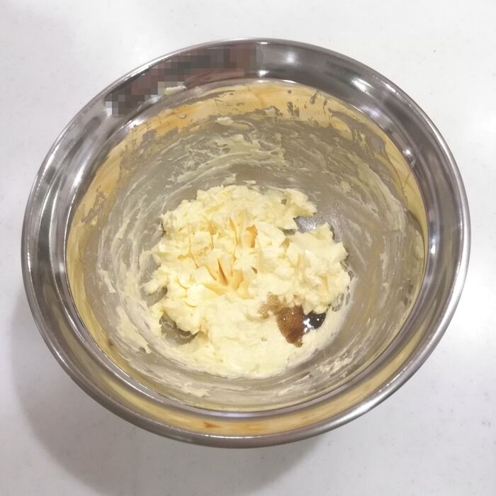 ④バニラビーンズペーストを加える