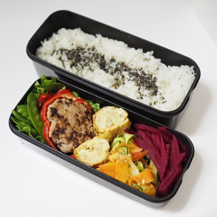 【受験フードなジミ弁】輪切りで簡単!パプリカの肉詰めで集中力Up弁当