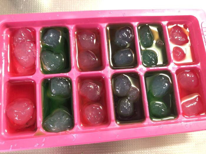 いちごとメロン味のかき氷シロップを入れます