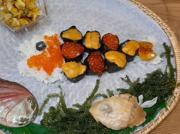 ⑦軍艦巻きを盛り付け、酢飯で魚の頭と尾の形に盛り付け、海苔で目を作る→ウニとイクラを盛り付ける。