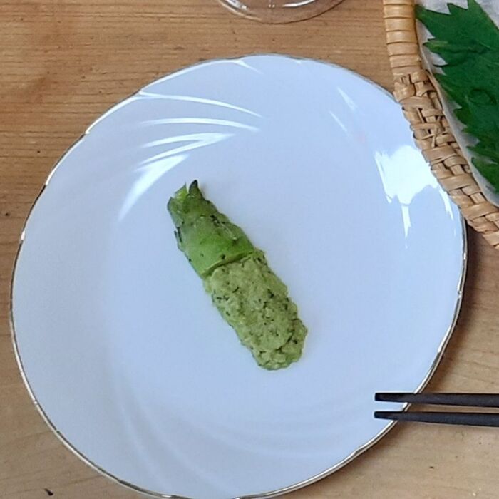 ③生ワサビを擦り、葉の部分も使ってワサビの形に盛り付ける。