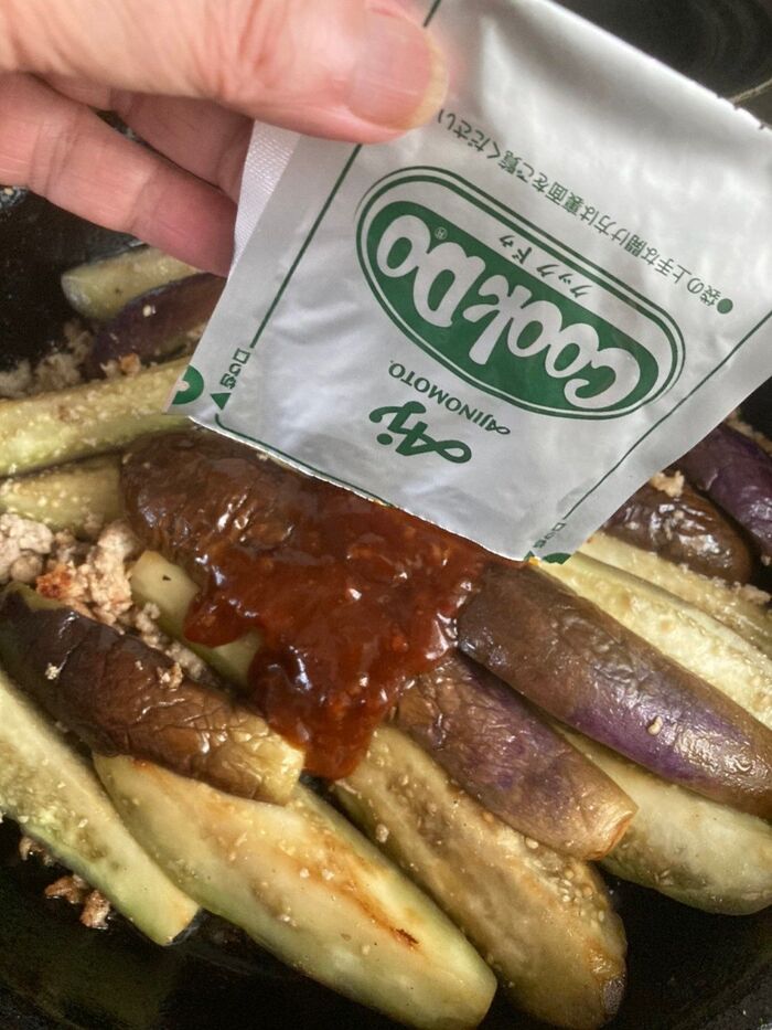 火を止めてから麻婆茄子のタレを入れて混ぜ合わせます