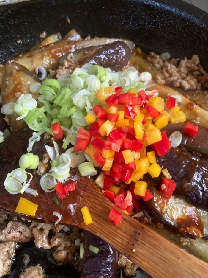 ネギと彩り野菜を加えて良く混ぜたら完成です♪