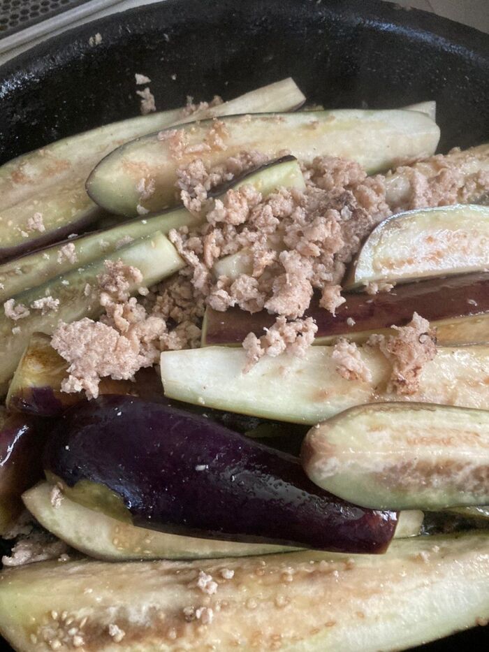 鶏肉をお酒でほぐしてから少量の油で茄子も入れて炒めます