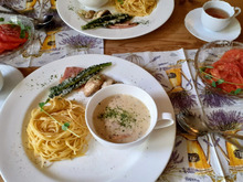 簡単!おしゃれパスタ!自分でかけて食べるクリームパスタ~トリュフソース+白マッシュルーム+ベーコン