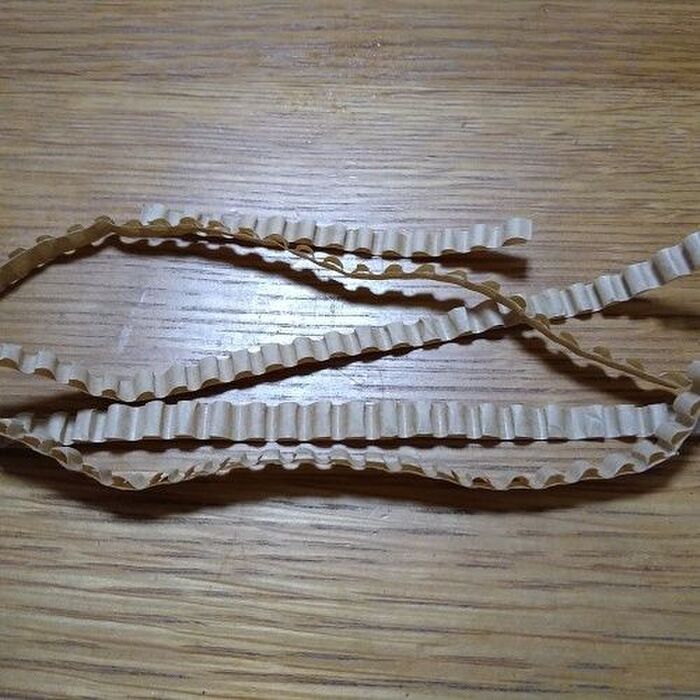 緩衝材を切る