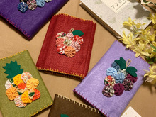 100均フェルトとヨーヨーキルトで、手作り感が可愛いブックカバー(^○^)