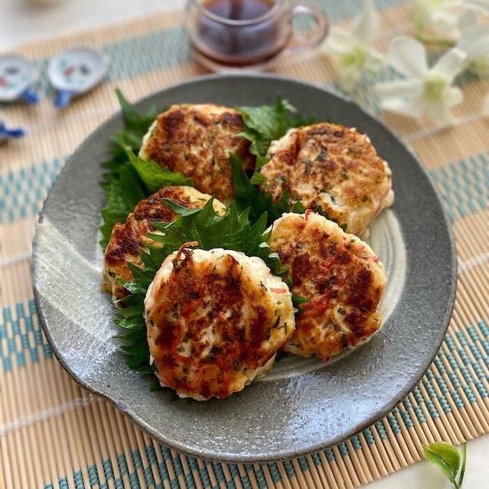 ふわふわな食感!豆腐とはんぺんカニカマバーグ